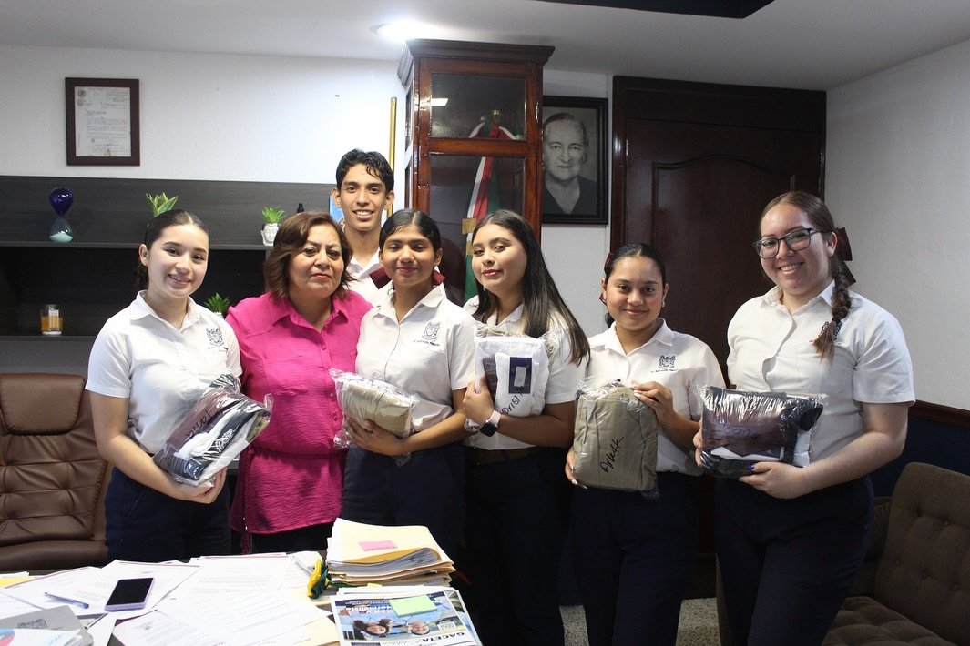 Entrega de uniformes a nuestra Escolta Oficial